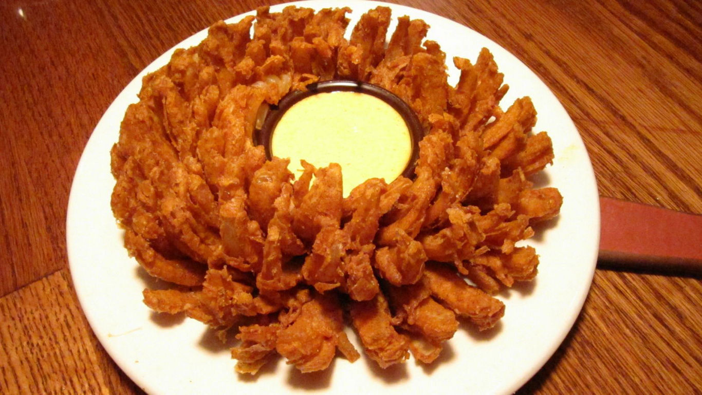 Blooming Onion Recipe: Crispy Party Snack With Spiced Petals